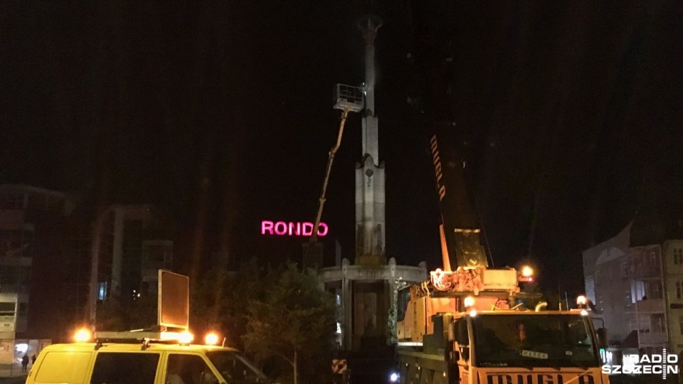 Demontaż części Radzieckiej Kolumny Zwycięstwa w Stargardzie. Fot. Kamil Nieradka [Radio Szczecin]
