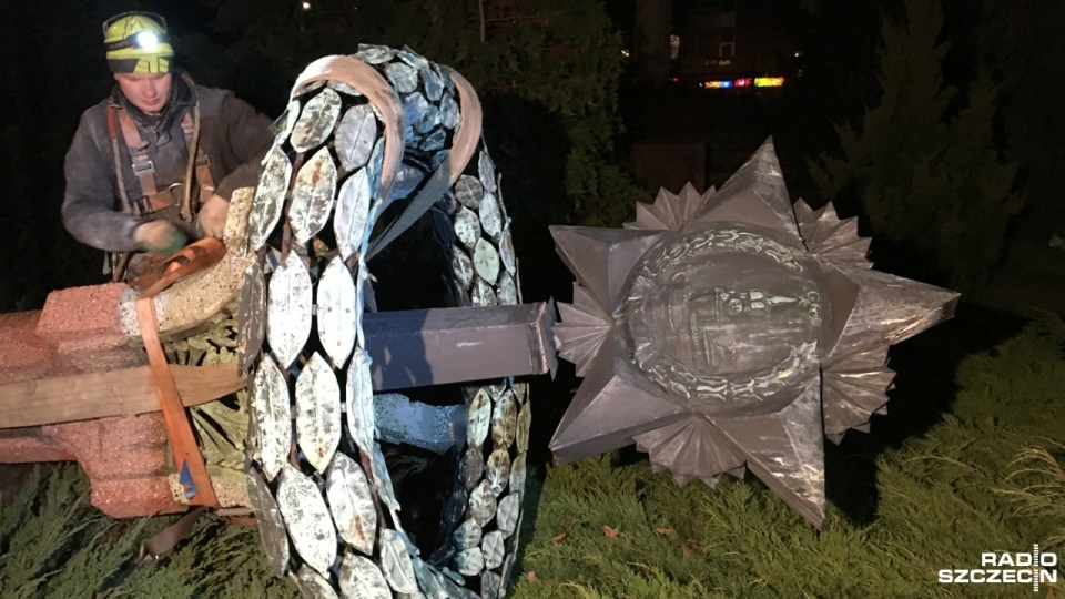 Demontaż części Radzieckiej Kolumny Zwycięstwa w Stargardzie. Fot. Kamil Nieradka [Radio Szczecin]