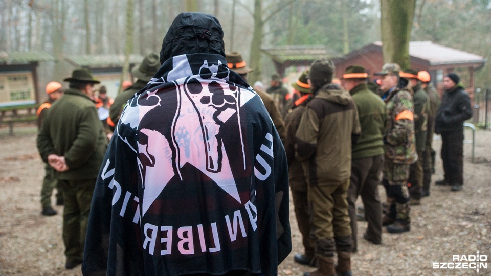 Kilka minut po godzinie 8 kilkudziesięciu aktywistów ruszyło w kierunku zbierających się na polanie myśliwych. Fot. Olaf Nowicki [Radio Szczecin]