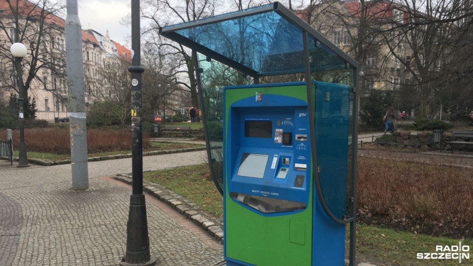 Pierwsze zamontowane daszki nad biletomatami w Szczecinie. Fot. Sławomir Orlik [Radio Szczecin]