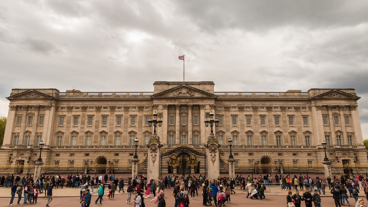 Trumna z ciałem królowej już w Pałacu Buckingham