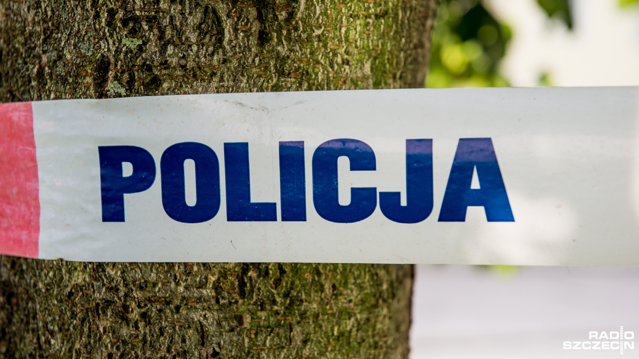 Nie żyje 30-letni mężczyzna - przekazał portal chojna24.pl. Jego ciało znaleziono na terenie ogródków działkowych przy ulicy Młyńskiej w Chojnie.