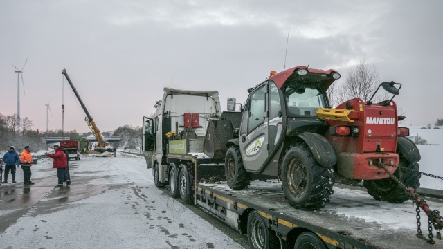 Na drodze doszło do wypadku. Jak informuje policja, zamknięty jest przejazd od Kołbaskowa w stronę Berlina. Fot. Piotr Sawiński [Radio Szczecin] Część niemieckiej autostrady znów była zamknięta [WIDEO, ZDJĘCIA, NOWE]