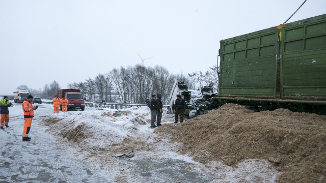 Na drodze doszło do wypadku. Jak informuje policja, zamknięty jest przejazd od Kołbaskowa w stronę Berlina. Fot. Piotr Sawiński [Radio Szczecin] Część niemieckiej autostrady znów była zamknięta [WIDEO, ZDJĘCIA, NOWE]