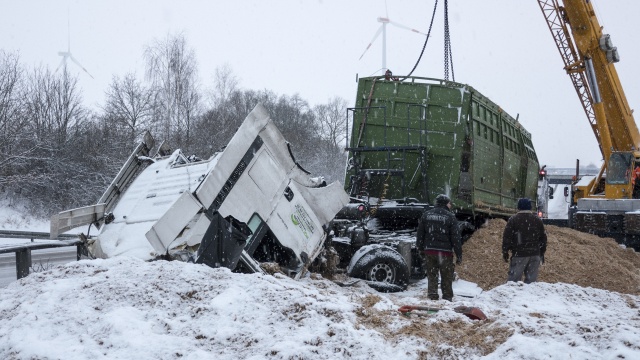 Na drodze doszło do wypadku. Jak informuje policja, zamknięty jest przejazd od Kołbaskowa w stronę Berlina. Fot. Piotr Sawiński [Radio Szczecin] Część niemieckiej autostrady znów była zamknięta [WIDEO, ZDJĘCIA, NOWE]