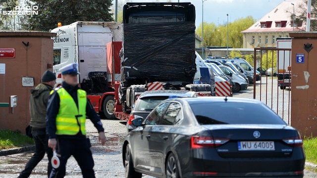 Cały konwój, który przyjechał do Szczecina z Berlina, liczył dwie ciężarówki. Fot. Łukasz Szełemej [Radio Szczecin] Ciężarówka z zamachu w Berlinie jest już w Szczecinie [WIDEO, ZDJĘCIA]