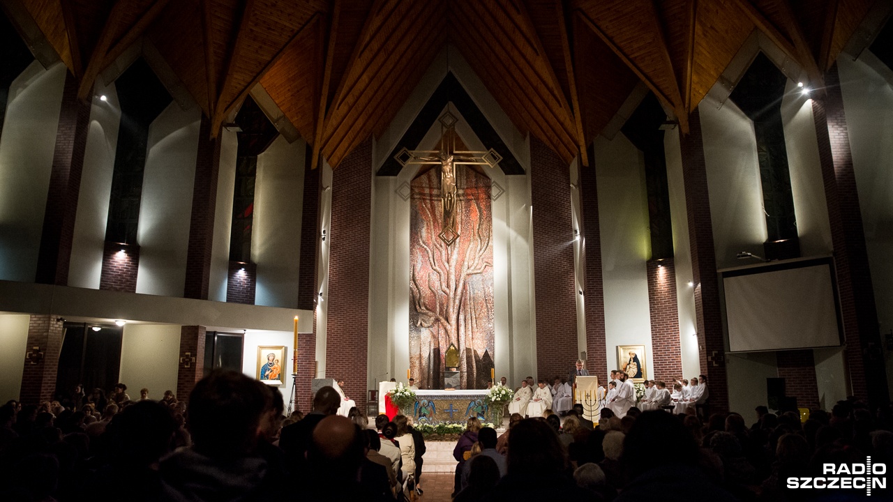 W kościołach trwa święcenie pokarmów, a wieczorem rozpocznie się najważniejsza liturgia w roku - Wigilia Paschalna z czytaniami opisującymi całą historię zbawienia i z wieloma symbolami.