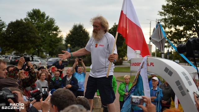 Najsłynniejszy polski kajakarz przepłynął ocean atlantycki szlakiem północnym, który uznawany jest za najtrudniejszy. Przez ponad 3 miesiące rejsu borykał się z wieloma trudnościami - silnym wiatrem, sztormami i awarią steru. Fot. Łukasz Szełemej [Radio S Aleksander Doba zacumował na dobre w rodzinnych Policach [ZDJĘCIA, WIDEO]