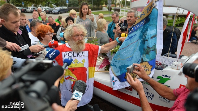 Najsłynniejszy polski kajakarz przepłynął ocean atlantycki szlakiem północnym, który uznawany jest za najtrudniejszy. Przez ponad 3 miesiące rejsu borykał się z wieloma trudnościami - silnym wiatrem, sztormami i awarią steru. Fot. Łukasz Szełemej [Radio S Aleksander Doba zacumował na dobre w rodzinnych Policach [ZDJĘCIA, WIDEO]