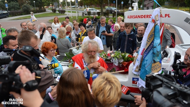 Najsłynniejszy polski kajakarz przepłynął ocean atlantycki szlakiem północnym, który uznawany jest za najtrudniejszy. Przez ponad 3 miesiące rejsu borykał się z wieloma trudnościami - silnym wiatrem, sztormami i awarią steru. Fot. Łukasz Szełemej [Radio S Aleksander Doba zacumował na dobre w rodzinnych Policach [ZDJĘCIA, WIDEO]