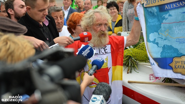 Najsłynniejszy polski kajakarz przepłynął ocean atlantycki szlakiem północnym, który uznawany jest za najtrudniejszy. Przez ponad 3 miesiące rejsu borykał się z wieloma trudnościami - silnym wiatrem, sztormami i awarią steru. Fot. Łukasz Szełemej [Radio S Aleksander Doba zacumował na dobre w rodzinnych Policach [ZDJĘCIA, WIDEO]
