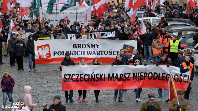 Około 1,5 tysiąca osób przeszło ulicami Szczecina. Fot. Łukasz Szełemej [Radio Szczecin] Marsz Niepodległości przeszedł ulicami Szczecina [WIDEO, ZDJĘCIA]