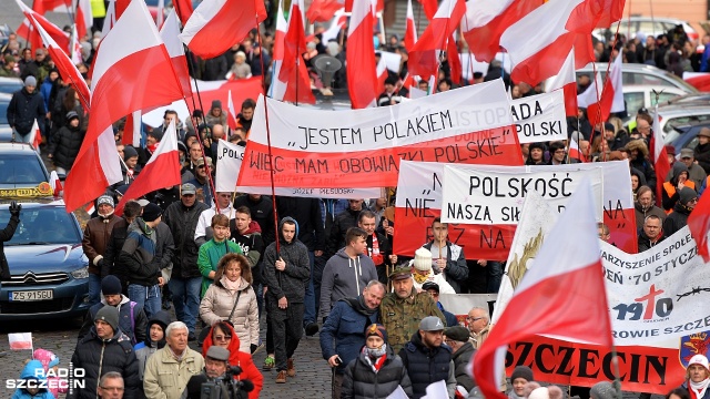 Około 1,5 tysiąca osób przeszło ulicami Szczecina. Fot. Łukasz Szełemej [Radio Szczecin] Marsz Niepodległości przeszedł ulicami Szczecina [WIDEO, ZDJĘCIA]