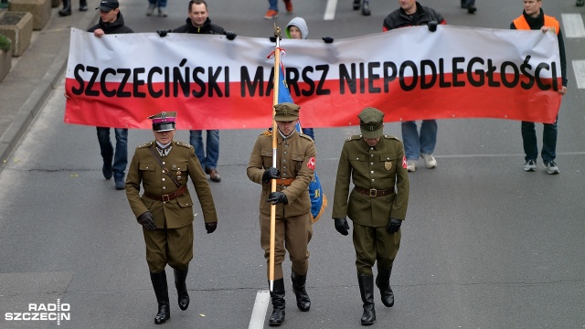 Około 1,5 tysiąca osób przeszło ulicami Szczecina. Fot. Łukasz Szełemej [Radio Szczecin] Marsz Niepodległości przeszedł ulicami Szczecina [WIDEO, ZDJĘCIA]