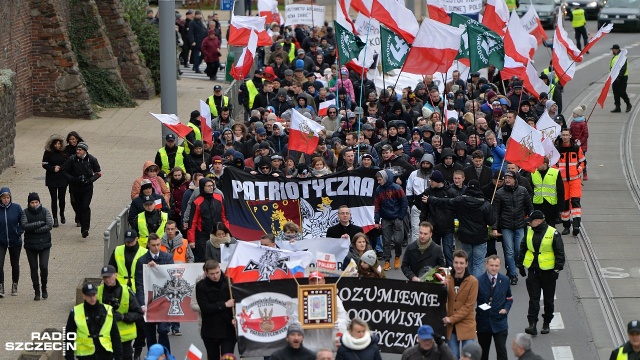 Około 1,5 tysiąca osób przeszło ulicami Szczecina. Fot. Łukasz Szełemej [Radio Szczecin] Marsz Niepodległości przeszedł ulicami Szczecina [WIDEO, ZDJĘCIA]