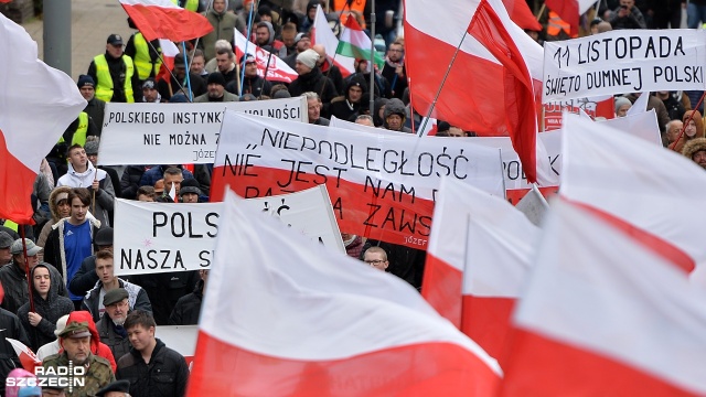Około 1,5 tysiąca osób przeszło ulicami Szczecina. Fot. Łukasz Szełemej [Radio Szczecin] Marsz Niepodległości przeszedł ulicami Szczecina [WIDEO, ZDJĘCIA]