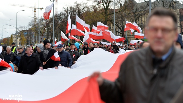 Około 1,5 tysiąca osób przeszło ulicami Szczecina. Fot. Łukasz Szełemej [Radio Szczecin] Marsz Niepodległości przeszedł ulicami Szczecina [WIDEO, ZDJĘCIA]