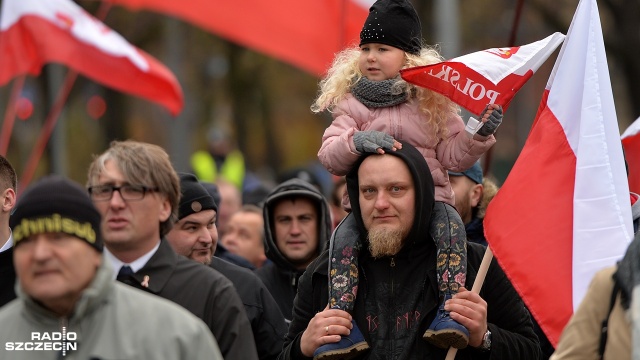 Około 1,5 tysiąca osób przeszło ulicami Szczecina. Fot. Łukasz Szełemej [Radio Szczecin] Marsz Niepodległości przeszedł ulicami Szczecina [WIDEO, ZDJĘCIA]
