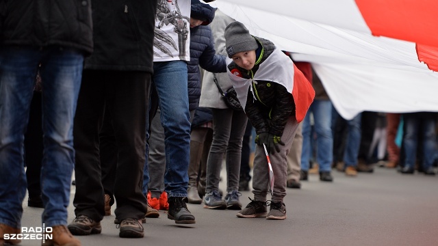 Około 1,5 tysiąca osób przeszło ulicami Szczecina. Fot. Łukasz Szełemej [Radio Szczecin] Marsz Niepodległości przeszedł ulicami Szczecina [WIDEO, ZDJĘCIA]
