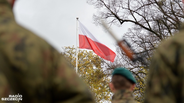 Z okazji obchodów Święta Odzyskania Niepodległości pod pomnikiem marszałka Józefa Piłsudskiego kwiaty złożyli mieszkańcy, przedstawiciele władz województwa i parlamentarzyści. Fot. Łukasz Szełemej [Radio Szczecin] Szczecinianie złożyli kwiaty przed pomnikiem marszałka Józefa Piłsudskiego [WIDEO, ZDJĘCIA]