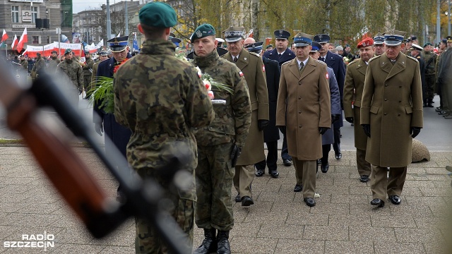 Z okazji obchodów Święta Odzyskania Niepodległości pod pomnikiem marszałka Józefa Piłsudskiego kwiaty złożyli mieszkańcy, przedstawiciele władz województwa i parlamentarzyści. Fot. Łukasz Szełemej [Radio Szczecin] Szczecinianie złożyli kwiaty przed pomnikiem marszałka Józefa Piłsudskiego [WIDEO, ZDJĘCIA]