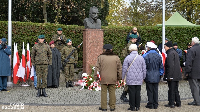Z okazji obchodów Święta Odzyskania Niepodległości pod pomnikiem marszałka Józefa Piłsudskiego kwiaty złożyli mieszkańcy, przedstawiciele władz województwa i parlamentarzyści. Fot. Łukasz Szełemej [Radio Szczecin] Szczecinianie złożyli kwiaty przed pomnikiem marszałka Józefa Piłsudskiego [WIDEO, ZDJĘCIA]