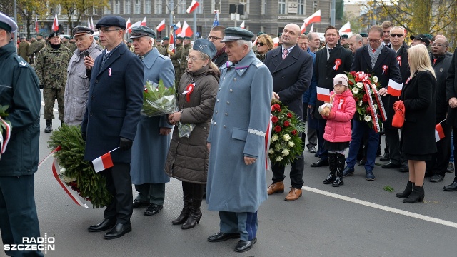 Z okazji obchodów Święta Odzyskania Niepodległości pod pomnikiem marszałka Józefa Piłsudskiego kwiaty złożyli mieszkańcy, przedstawiciele władz województwa i parlamentarzyści. Fot. Łukasz Szełemej [Radio Szczecin] Szczecinianie złożyli kwiaty przed pomnikiem marszałka Józefa Piłsudskiego [WIDEO, ZDJĘCIA]