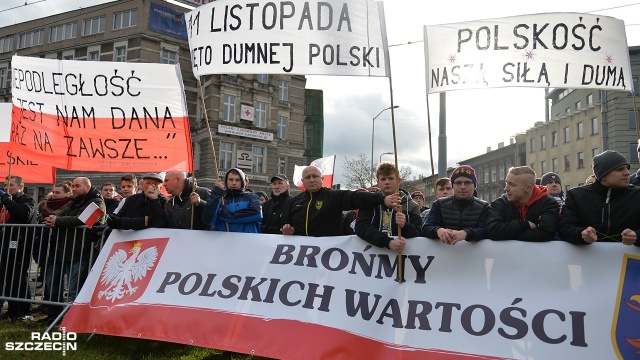 Z okazji obchodów Święta Odzyskania Niepodległości pod pomnikiem marszałka Józefa Piłsudskiego kwiaty złożyli mieszkańcy, przedstawiciele władz województwa i parlamentarzyści. Fot. Łukasz Szełemej [Radio Szczecin] Szczecinianie złożyli kwiaty przed pomnikiem marszałka Józefa Piłsudskiego [WIDEO, ZDJĘCIA]