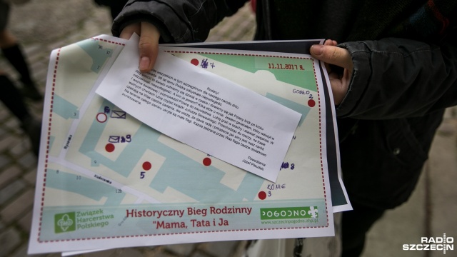 Historyczny Bieg Rodzinny "Mama, Tata i ja" odbył się w sobotę w Szczecinie. Fot. Weronika Łyczywek [Radio Szczecin] Jak Polacy odzyskali niepodległość. Historyczna gra na Zamku [ZDJĘCIA]