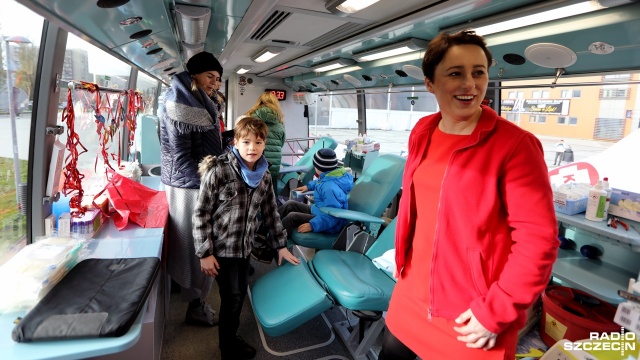 Akcja "Przelewamy krew dla Niepodległej" w Szczecinie. Fot. Weronika Łyczywek [Radio Szczecin] "To niewiele, a może komuś pomóc". Szczecinianie oddawali krew [ZDJĘCIA]