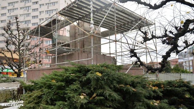 Z pomnika pozostał już tylko postument - Pomnik Wdzięczności Armii Czerwonej na dobre zniknął z krajobrazu centrum Szczecina. Fot. Łukasz Szełemej [Radio Szczecin] Pomnik Wdzięczności Armii Radzieckiej zdemontowany [ZDJĘCIA]