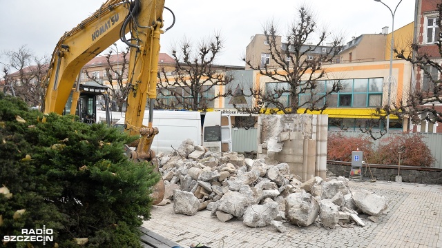 Z pomnika pozostał już tylko postument - Pomnik Wdzięczności Armii Czerwonej na dobre zniknął z krajobrazu centrum Szczecina. Fot. Łukasz Szełemej [Radio Szczecin] Pomnik Wdzięczności Armii Radzieckiej zdemontowany [ZDJĘCIA]