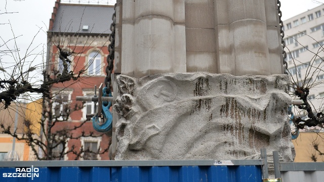 Z pomnika pozostał już tylko postument - Pomnik Wdzięczności Armii Czerwonej na dobre zniknął z krajobrazu centrum Szczecina. Fot. Łukasz Szełemej [Radio Szczecin] Pomnik Wdzięczności Armii Radzieckiej zdemontowany [ZDJĘCIA]
