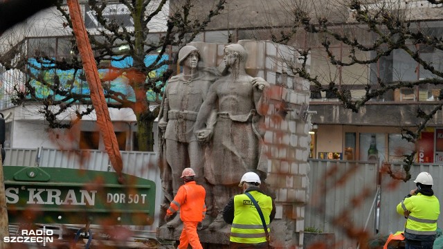 Z pomnika pozostał już tylko postument - Pomnik Wdzięczności Armii Czerwonej na dobre zniknął z krajobrazu centrum Szczecina. Fot. Łukasz Szełemej [Radio Szczecin] Pomnik Wdzięczności Armii Radzieckiej zdemontowany [ZDJĘCIA]