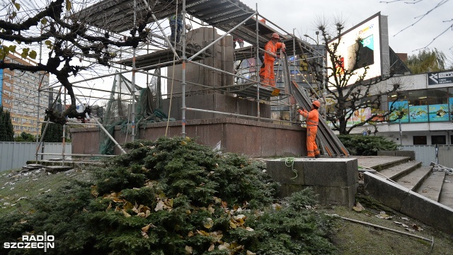 Z pomnika pozostał już tylko postument - Pomnik Wdzięczności Armii Czerwonej na dobre zniknął z krajobrazu centrum Szczecina. Fot. Łukasz Szełemej [Radio Szczecin] Pomnik Wdzięczności Armii Radzieckiej zdemontowany [ZDJĘCIA]