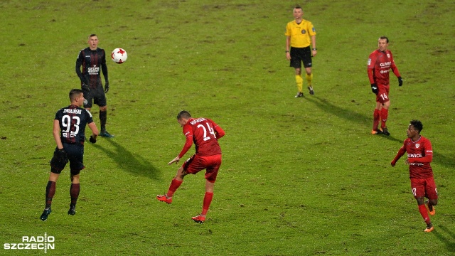 Pogoń Szczecin - Piast Gliwice 2:2. Fot. Łukasz Szełemej [Radio Szczecin] Pogoń wciąż bez zwycięstwa. Remis na Twardowskiego [WIDEO, ZDJĘCIA]