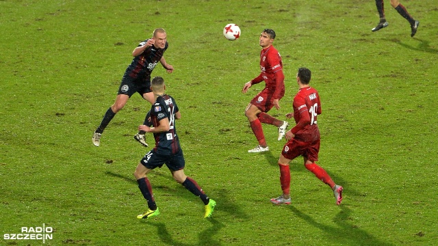 Pogoń Szczecin - Piast Gliwice 2:2. Fot. Łukasz Szełemej [Radio Szczecin] Pogoń wciąż bez zwycięstwa. Remis na Twardowskiego [WIDEO, ZDJĘCIA]