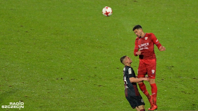 Pogoń Szczecin - Piast Gliwice 2:2. Fot. Łukasz Szełemej [Radio Szczecin] Pogoń wciąż bez zwycięstwa. Remis na Twardowskiego [WIDEO, ZDJĘCIA]