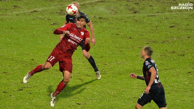 Pogoń Szczecin - Piast Gliwice 2:2. Fot. Łukasz Szełemej [Radio Szczecin] Pogoń wciąż bez zwycięstwa. Remis na Twardowskiego [WIDEO, ZDJĘCIA]