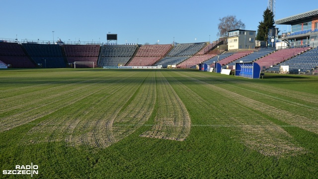 Tony piasku na boisku - tan wygląda w środę stadion, na którym swoje mecze rozgrywa w Szczecinie Pogoń - rozpoczęła się naprawa zdewastowanej murawy. Fot. Łukasz Szełemej [Radio Szczecin] Zdewastowana murawa po meczu Pogoni. Trwają prace na stadionie [ZDJĘCIA]