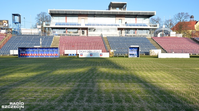 Tony piasku na boisku - tan wygląda w środę stadion, na którym swoje mecze rozgrywa w Szczecinie Pogoń - rozpoczęła się naprawa zdewastowanej murawy. Fot. Łukasz Szełemej [Radio Szczecin] Zdewastowana murawa po meczu Pogoni. Trwają prace na stadionie [ZDJĘCIA]