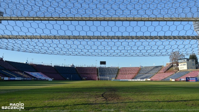 Tony piasku na boisku - tan wygląda w środę stadion, na którym swoje mecze rozgrywa w Szczecinie Pogoń - rozpoczęła się naprawa zdewastowanej murawy. Fot. Łukasz Szełemej [Radio Szczecin] Zdewastowana murawa po meczu Pogoni. Trwają prace na stadionie [ZDJĘCIA]