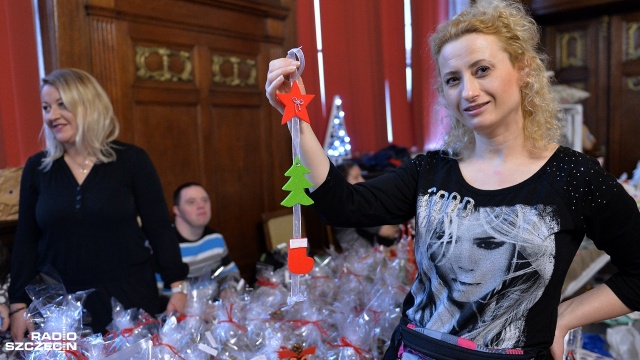 Podopieczni Środowiskowych Domów Samopomocy z naszego regionu będą wystawiać swoje rękodzieła 8 grudnia w szczecińskim magistracie. Fot. Łukasz Szełemej [Radio Szczecin] Trwają przedświąteczne kiermasze charytatywne [ZDJĘCIA]