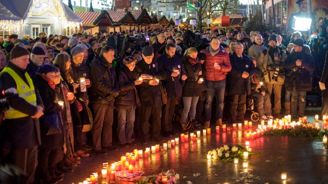 To był ostatni z punktów wtorkowych obchodów 1. rocznicy zamachu terrorystycznego na jarmarku w Berlinie. Fot. Olaf Nowicki [Radio Szczecin] Łańcuch światła w Berlinie. Rok po zamachu terrorystycznym [ZDJĘCIA]
