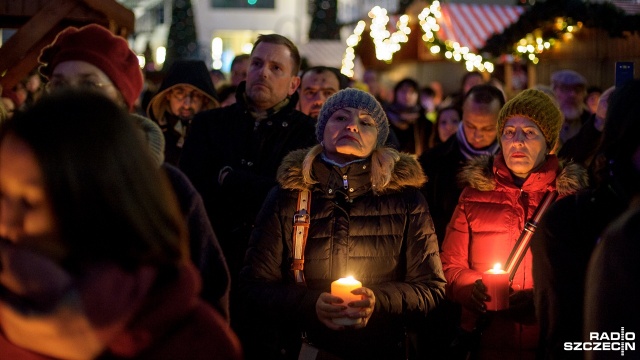 To był ostatni z punktów wtorkowych obchodów 1. rocznicy zamachu terrorystycznego na jarmarku w Berlinie. Fot. Olaf Nowicki [Radio Szczecin] Łańcuch światła w Berlinie. Rok po zamachu terrorystycznym [ZDJĘCIA]