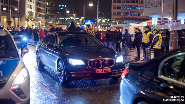 To był ostatni z punktów wtorkowych obchodów 1. rocznicy zamachu terrorystycznego na jarmarku w Berlinie. Fot. Olaf Nowicki [Radio Szczecin] Łańcuch światła w Berlinie. Rok po zamachu terrorystycznym [ZDJĘCIA]
