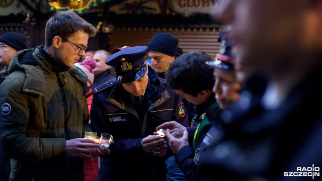 To był ostatni z punktów wtorkowych obchodów 1. rocznicy zamachu terrorystycznego na jarmarku w Berlinie. Fot. Olaf Nowicki [Radio Szczecin] Łańcuch światła w Berlinie. Rok po zamachu terrorystycznym [ZDJĘCIA]