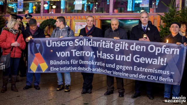 To był ostatni z punktów wtorkowych obchodów 1. rocznicy zamachu terrorystycznego na jarmarku w Berlinie. Fot. Olaf Nowicki [Radio Szczecin] Łańcuch światła w Berlinie. Rok po zamachu terrorystycznym [ZDJĘCIA]