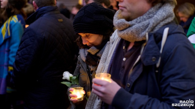 To był ostatni z punktów wtorkowych obchodów 1. rocznicy zamachu terrorystycznego na jarmarku w Berlinie. Fot. Olaf Nowicki [Radio Szczecin] Łańcuch światła w Berlinie. Rok po zamachu terrorystycznym [ZDJĘCIA]