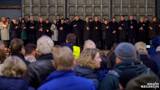 To był ostatni z punktów wtorkowych obchodów 1. rocznicy zamachu terrorystycznego na jarmarku w Berlinie. Fot. Olaf Nowicki [Radio Szczecin] Łańcuch światła w Berlinie. Rok po zamachu terrorystycznym [ZDJĘCIA]